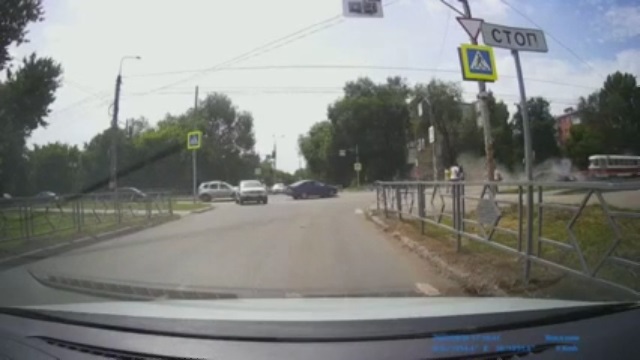 [動画1:54] 左折車と接触した車が歩道に突っ込む、女性が犠牲に・・・