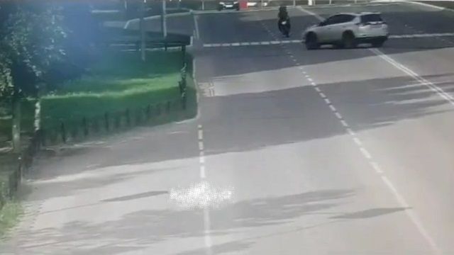 [動画0:50] 進路を妨害されて負傷したバイクの少年、警察にバレる