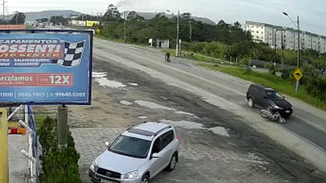 [動画0:31] 避けられたようにも見えるけど・・・、バイクが脇道から出てきた車に衝突