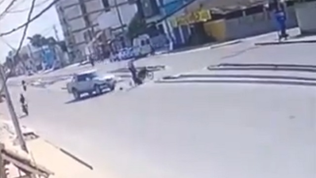 [動画0:49] 右側から左折する車、バイクを弾き飛ばす