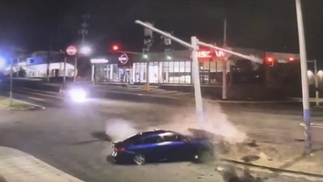 [動画0:45] 車が衝突して信号機が倒壊、しばらくすると・・・