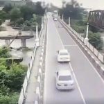 [動画0:28] 猛スピードでレースする車、橋でコントロールを失う