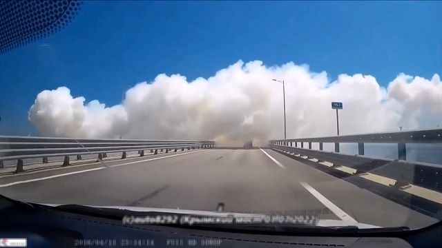 [動画0:44] 橋を覆う煙、急ブレーキをかけたらヤバいことに・・・
