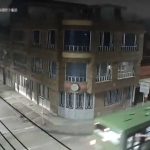 [動画0:35] 白バイ隊員の最期、交差点でバスと衝突