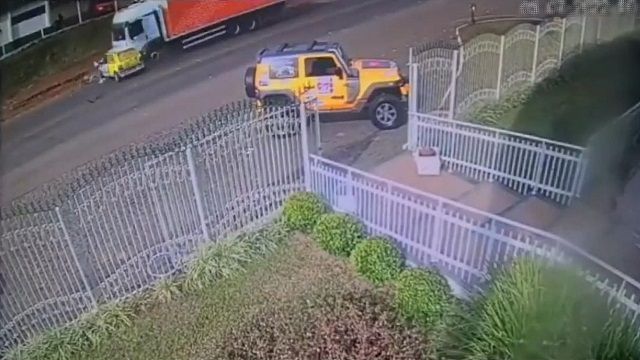 [動画1:02] トラックに正面から突っ込むフィアット、押し戻される