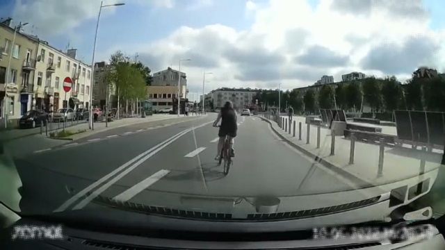 [動画0:53] フラフラと走る自転車が左折レーンに進んだので追い抜こうとした結果