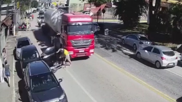 [動画0:53] 後方を確認せずにドアを開ける女性、ライダーがトラックの前に投げ出される