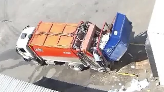 [動画2:00] -閲覧注意- ゴミ収集車の作業員、積込み装置に頭を潰される