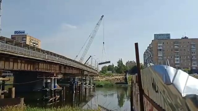 [動画1:53] 橋の建設現場、クレーンが倒れる