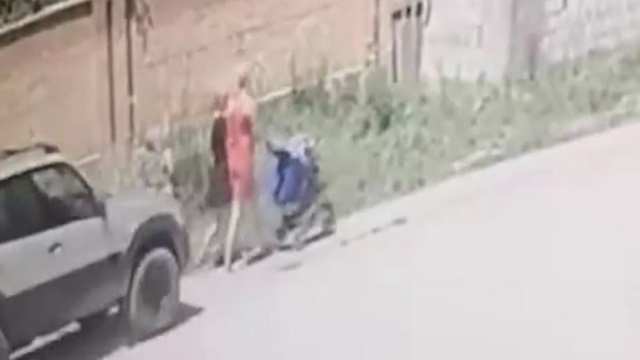 [動画1:15] 女性とベビーカーを撥ねた運転手、集まってきた男性たちに暴行を受ける
