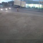 [動画0:22] 道路をゆっくり横断する女性、バイクに撥ねられる
