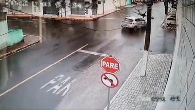 [動画0:38] 一時停止違反の車にバイクが衝突、ライダーが道路に叩きつけられる