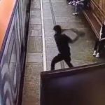 [動画0:28] ロシアの男、地下鉄ホームで暴れて手が付けられない
