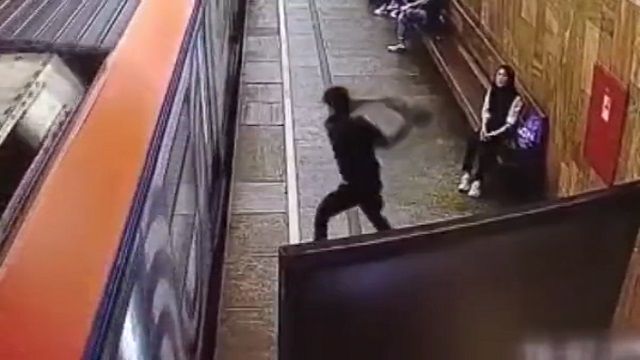 [動画0:28] ロシアの男、地下鉄ホームで暴れて手が付けられない