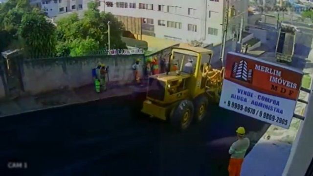[動画0:50] 工事車両のタイヤが破裂、横に立っていた作業員にピンポイントで直撃