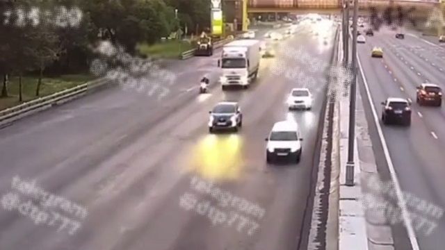 [動画0:25] 女性ライダーが舗装工事現場で転倒、トラックに轢かれる