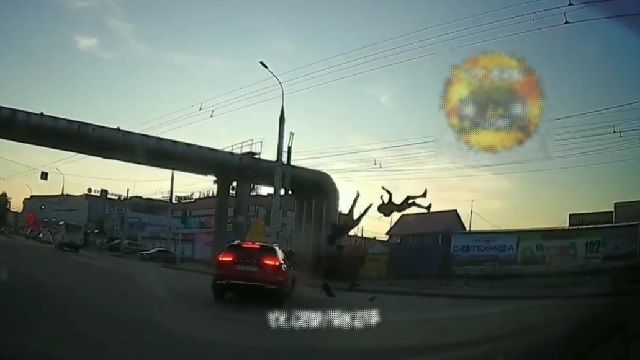 [動画1:03] ６７歳女性の車にバイクが衝突、シンクロして宙を舞う→グシャッ