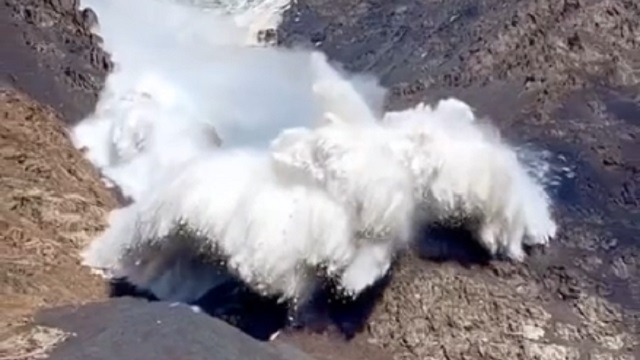 [動画0:44] 氷河が崩壊！！大規模な雪崩に飲み込まれる映像が怖すぎ・・・