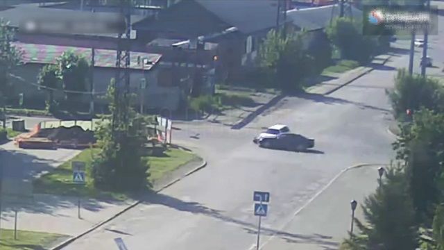 [動画0:09] 交差点で衝突した車、道路工事の穴に落ちる