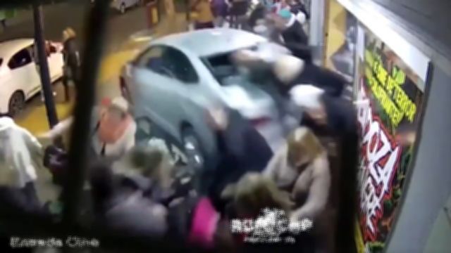 [動画0:24] 観客で混雑する劇場前、高齢男性が車を暴走させる