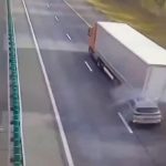 [動画0:08] 高速道路を走行中、猛スピードでトラックに追突