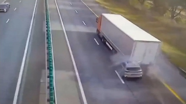 [動画0:08] 高速道路を走行中、猛スピードでトラックに追突