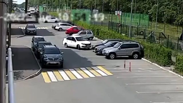 [動画0:21] 慎重に駐車場を出る車、まさかのオチに驚愕！