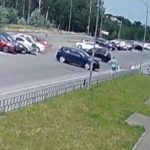 [動画0:12] 衝突してコントロールを失った車が歩道に・・・、歩行者が逃げる