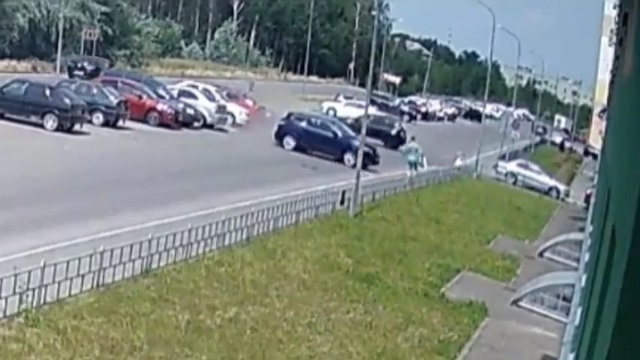 [動画0:12] 衝突してコントロールを失った車が歩道に・・・、歩行者が逃げる