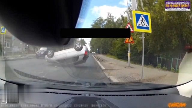 [動画0:56] 強引に直進しようとした女性ドライバー、対向車に衝突して横転