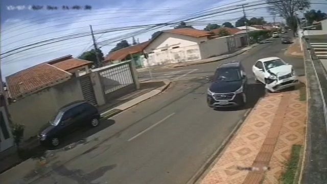 [動画0:16] 標識に従い一時停止した車、なぜか進路を譲らない