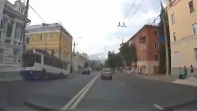 [動画0:24] トロリーバス、電柱に衝突して大破