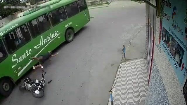 [動画2:20] バイクが転倒！！ライダーがバスの後輪めがけてダーイブ！！