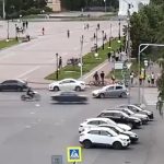 [動画0:29] 左折車、バイクは見えていない