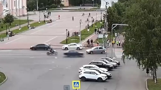 [動画0:29] 左折車、バイクは見えていない