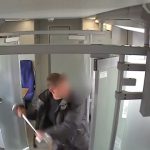 [動画0:52] 車両基地に向かう列車で寝ることにした男、閉じ込められる