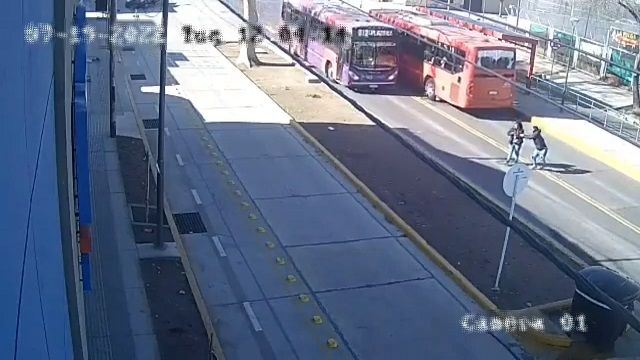 [動画0:06] バスの陰から歩行者、反対から来たバスに吹っ飛ばされる