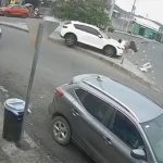 [動画0:30] 路上で商売をする夫婦に車が突っ込む