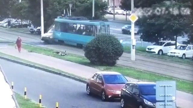 [動画0:15] 踏切を渡ろうとしたミニバスにトラムが衝突、脱線する