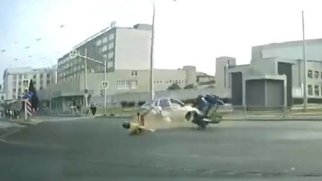 [動画0:20] 信号の変わり目に突っ込むサイドカー、衝突してライダーが投げ出される