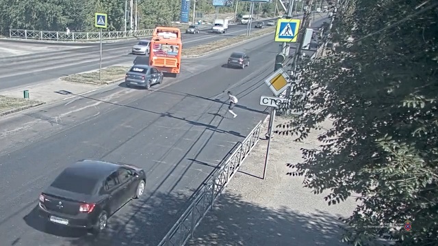 [動画0:35] 信号を無視して飛び出した女性、車の正面で止まってしまう