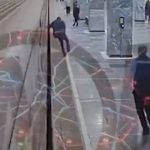 [動画0:46] 地下鉄ホームで倒れる男性、ホームと車両の間に頭を挟まれる