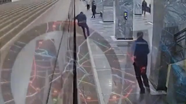 [動画0:46] 地下鉄ホームで倒れる男性、ホームと車両の間に頭を挟まれる