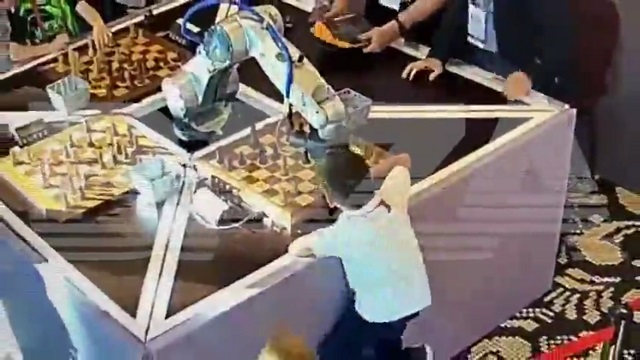 [動画0:30] チェスロボット、対戦相手の少年の指をポキッ！