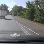 [動画0:16] 追い越そうとしたトラックが左折・・・！激しく衝突してしまう