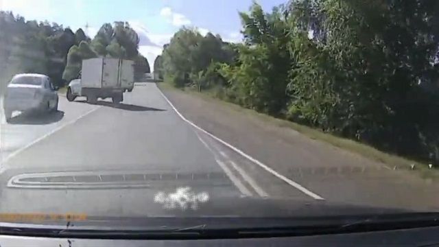 [動画0:16] 追い越そうとしたトラックが左折・・・！激しく衝突してしまう