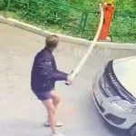 [動画0:47] ロシアの男、ゲートのバーを破壊して出ていく