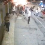 [動画1:53] 繁華街で爆弾が爆発、逃げ惑う人々