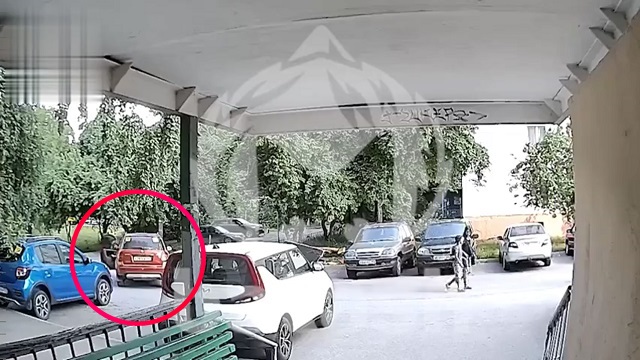 [動画0:21] バックで駐車しようとした女性、ドアを開けて確認した結果ｗ