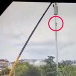 [動画0:18] 建設中のタワーが倒壊、作業員が転落する
